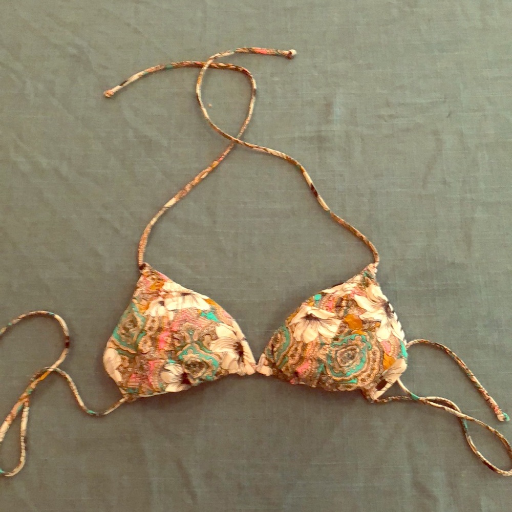 NWOT O’Neill reversible string bikini top.